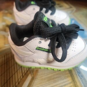 Reebox NWT Baby Boy or Girl Sz 2 Sneakers FF6C3WP>0002 White Black Green Glow